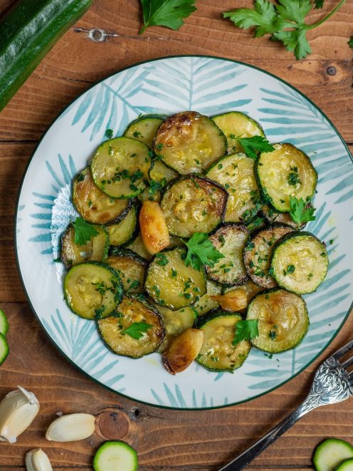 Zucchine trifolate a rondelle rosolate con aglio e prezzemolo fresco tritato