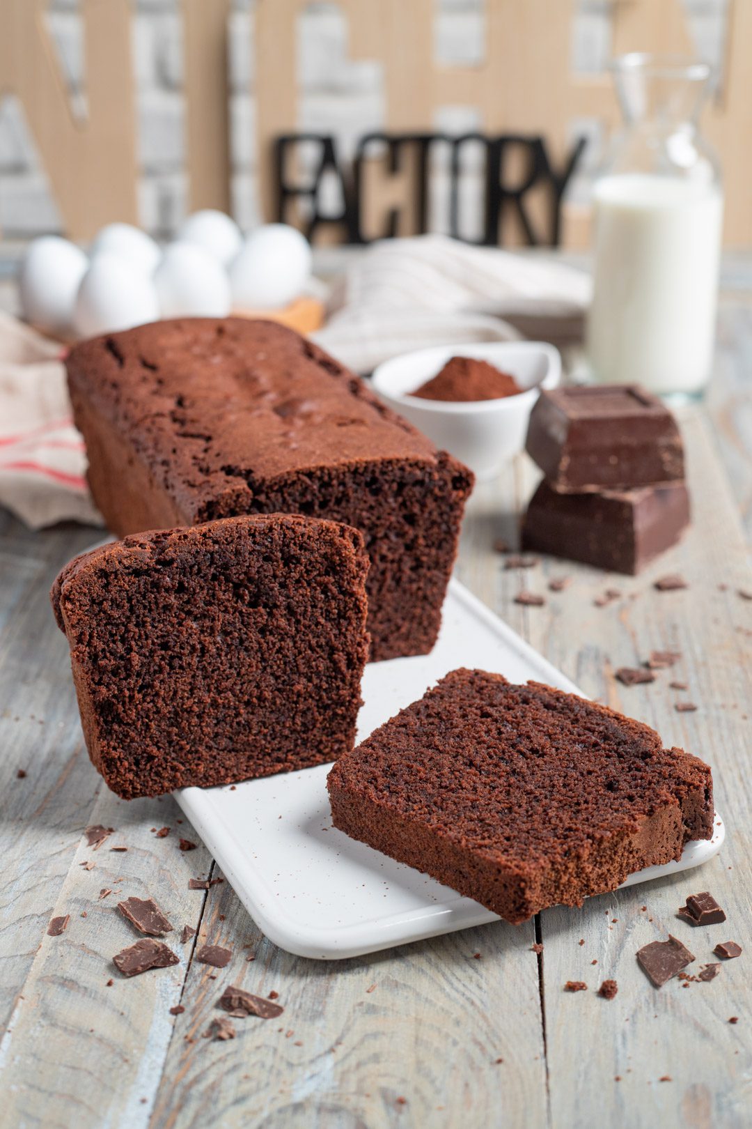 Plumcake al cioccolato affettato con la mollica soffice e scura ben visibile