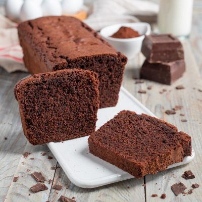 Plumcake al cioccolato affettato con la mollica soffice e scura ben visibile