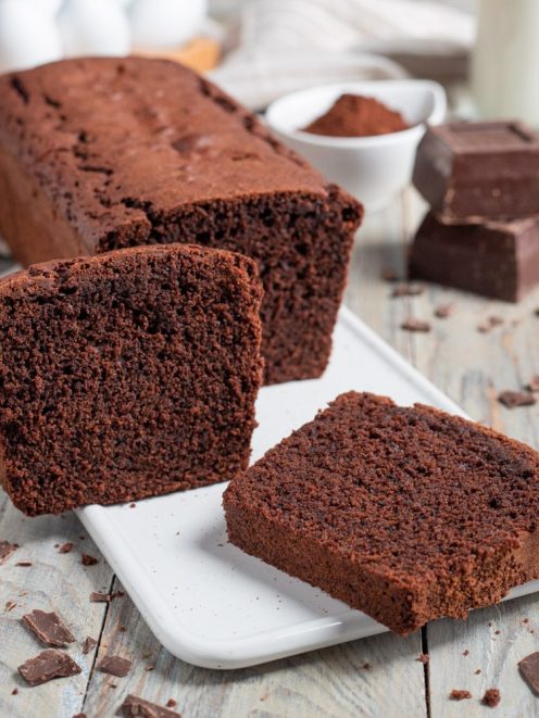Plumcake al cioccolato affettato con la mollica soffice e scura ben visibile