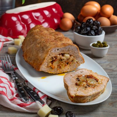 Polpettone ripieno al forno affettato, con farcia di verdure e formaggio ben visibile