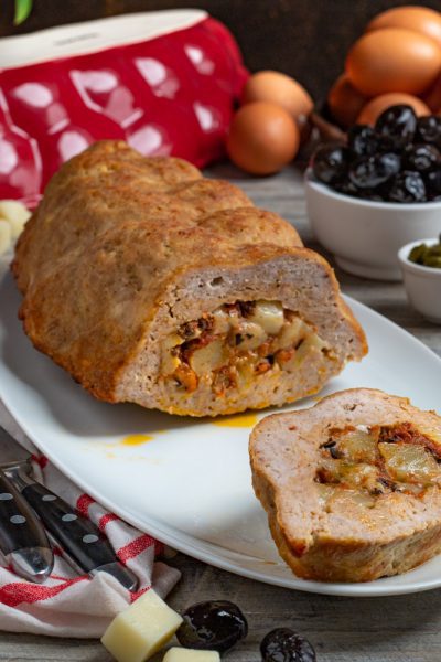 Polpettone ripieno al forno affettato, con farcia di verdure e formaggio ben visibile