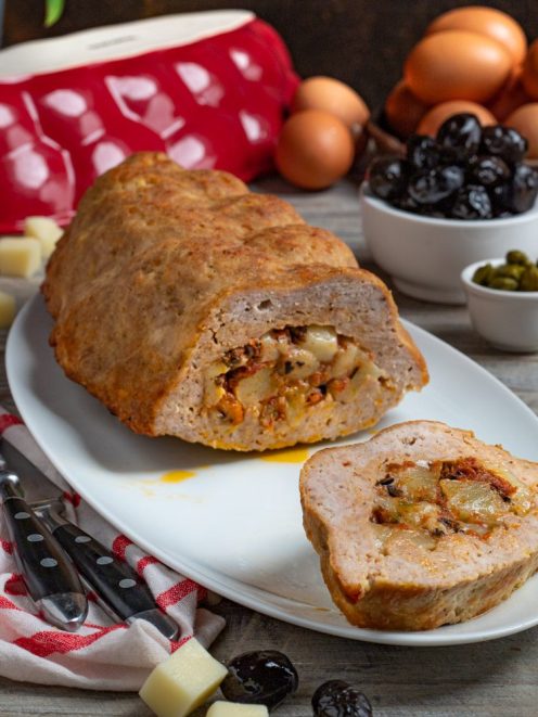 Polpettone ripieno al forno affettato, con farcia di verdure e formaggio ben visibile