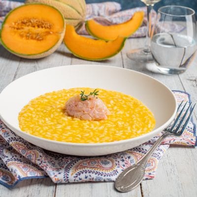 Risotto melone gamberi e guanciale con tartare di gamberi al centro e timo fresco