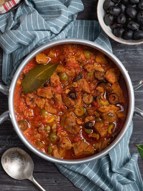 Spezzatino di vitello con olive verdi e nere in ricco sugo di pomodoro con foglia di alloro