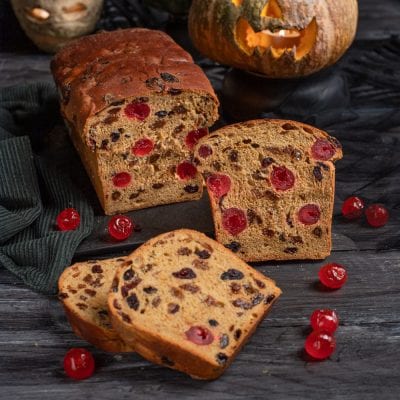 Barm Brack affettato con uvetta e ciliegie candite rosse in evidenza nella mollica