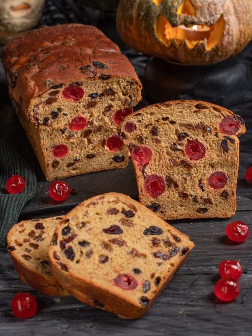 Barm Brack affettato con uvetta e ciliegie candite rosse in evidenza nella mollica
