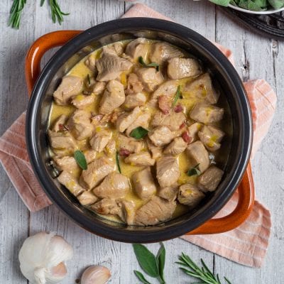 Bocconcini di tacchino alla panna con salvia e pancetta in salsa cremosa
