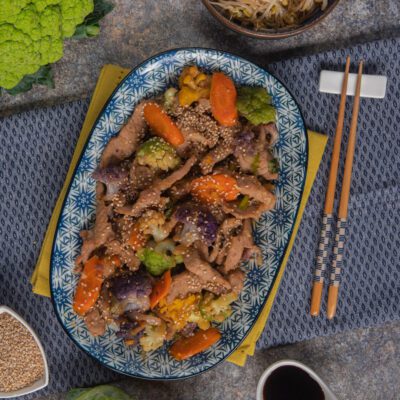 Bulgogi con strisce di manzo saltate, carote, cavolfiore colorato e semi di sesamo