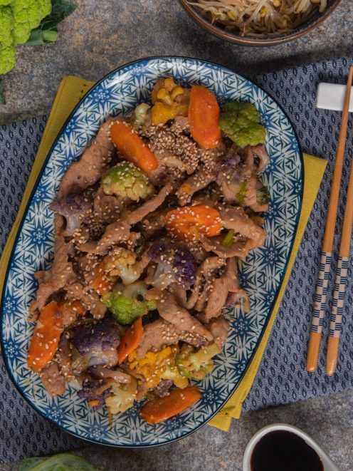Bulgogi con strisce di manzo saltate, carote, cavolfiore colorato e semi di sesamo