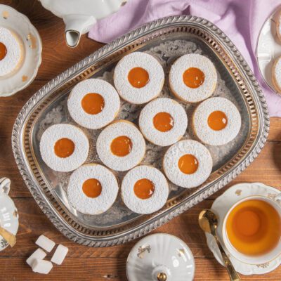 Occhi di bue senza lattosio spolverati di zucchero a velo con cuore di marmellata all'albicocca