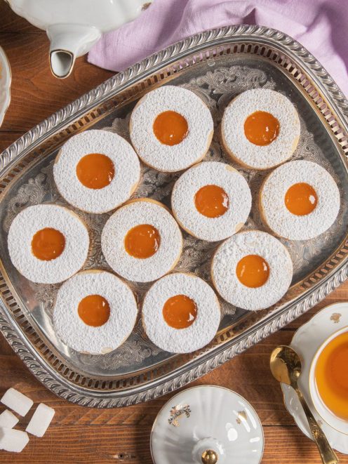 Occhi di bue senza lattosio spolverati di zucchero a velo con cuore di marmellata all'albicocca