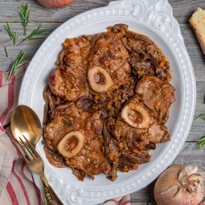 Ossibuchi di vitello ai funghi con soffritto di carote e cipolle in salsa ricca e lucida
