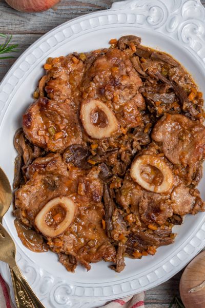 Ossibuchi di vitello ai funghi con soffritto di carote e cipolle in salsa ricca e lucida