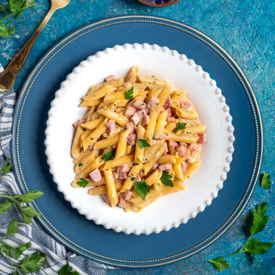 Pasta al baffo con penne, dadini di prosciutto cotto, salsa cremosa e prezzemolo fresco