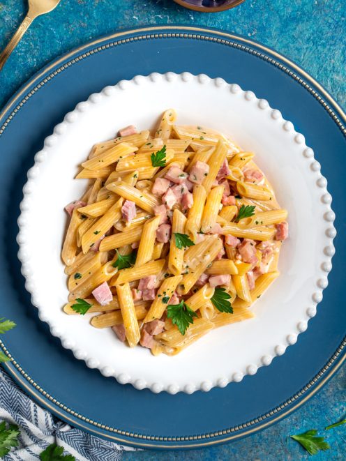 Pasta al baffo con penne, dadini di prosciutto cotto, salsa cremosa e prezzemolo fresco