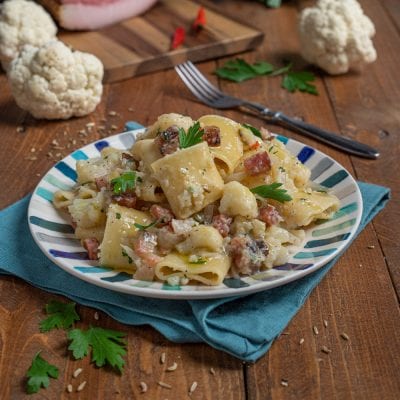 Pasta con cavolfiore e guanciale conditi con cimette tenere e prezzemolo fresco
