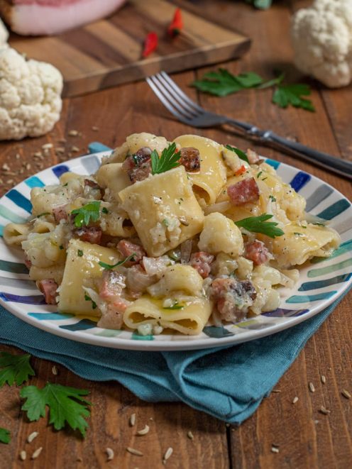 Pasta con cavolfiore e guanciale conditi con cimette tenere e prezzemolo fresco