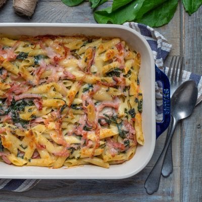 Pasta pasticciata al forno con prosciutto, spinaci e formaggio filante gratinato