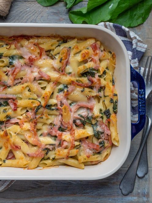 Pasta pasticciata al forno con prosciutto, spinaci e formaggio filante gratinato