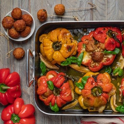 Peperoni ripieni di vitello arrostiti in teglia con basilico, pinoli e polpettine di carne