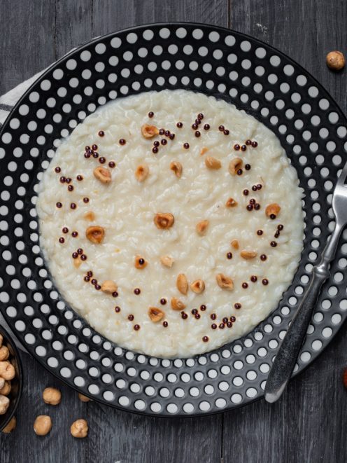Risotto al Castelmagno e nocciole tostate guarnito con perle di aceto balsamico
