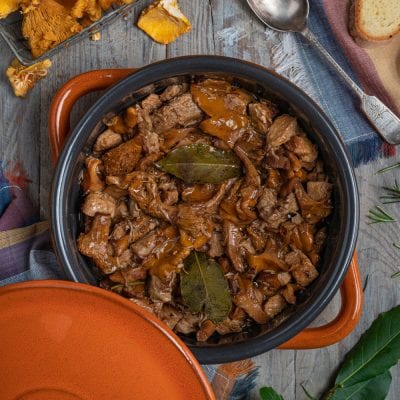Spezzatino di vitello ai funghi con sugo ricco e foglie di alloro