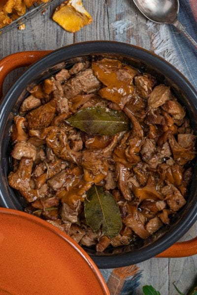 Spezzatino di vitello ai funghi con sugo ricco e foglie di alloro