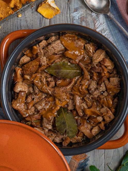 Spezzatino di vitello ai funghi con sugo ricco e foglie di alloro
