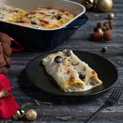 Cannelloni di cappone e funghi gratinati con besciamella, olive e timo fresco