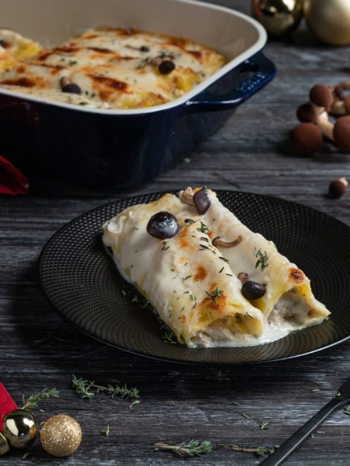 Cannelloni di cappone e funghi gratinati con besciamella, olive e timo fresco