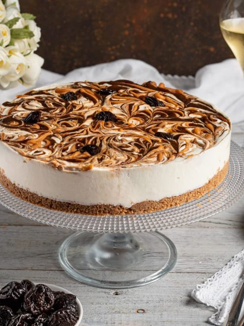 Cheesecake con prugne e caramello salato, superficie marmorizzata e base di biscotto sbriciolato