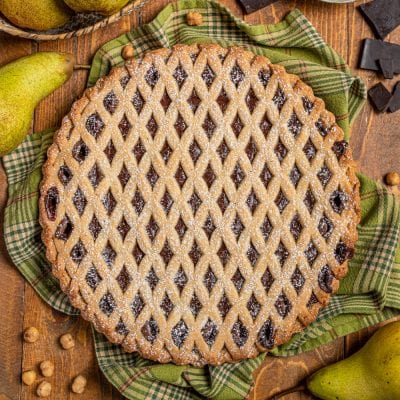 Crostata cioccolato e pere con reticolo di pasta frolla e zucchero a velo