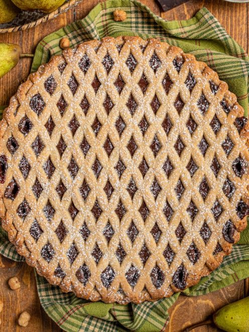 Crostata cioccolato e pere con reticolo di pasta frolla e zucchero a velo