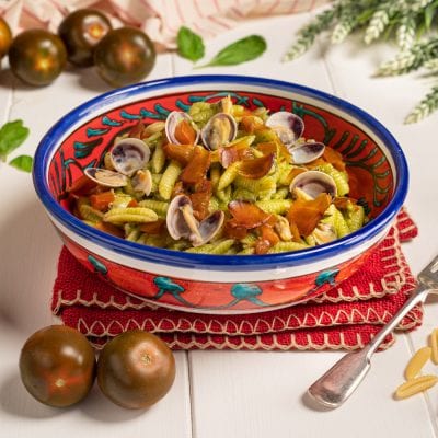Gnocchetti al pesto con vongole aperte e pezzi di pomodoro datterino