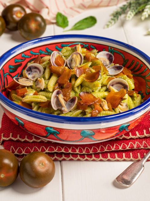 Gnocchetti al pesto con vongole aperte e pezzi di pomodoro datterino