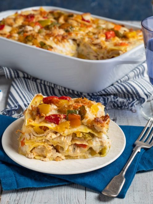 Lasagne di pollo con sfoglia a vista, strati di besciamella, peperoni rossi e gialli gratinati in superficie