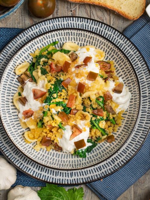Orecchiette con cime di rapa, burrata cremosa, pomodori a cubetti e granella di pane croccante