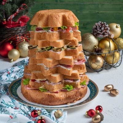 Pandoro gastronomico farcito a strati con prosciutto, verdure grigliate, formaggio e insalata