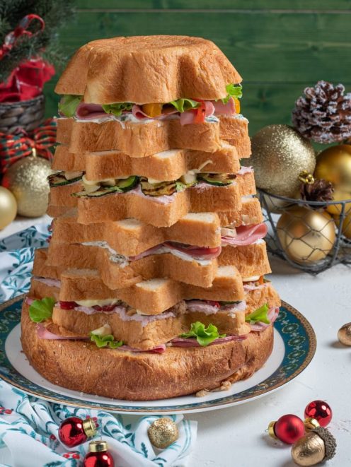 Pandoro gastronomico farcito a strati con prosciutto, verdure grigliate, formaggio e insalata