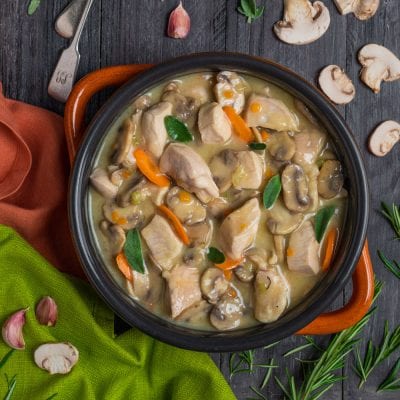 Spezzatino di pollo con funghi champignon, carote e salvia in salsa cremosa
