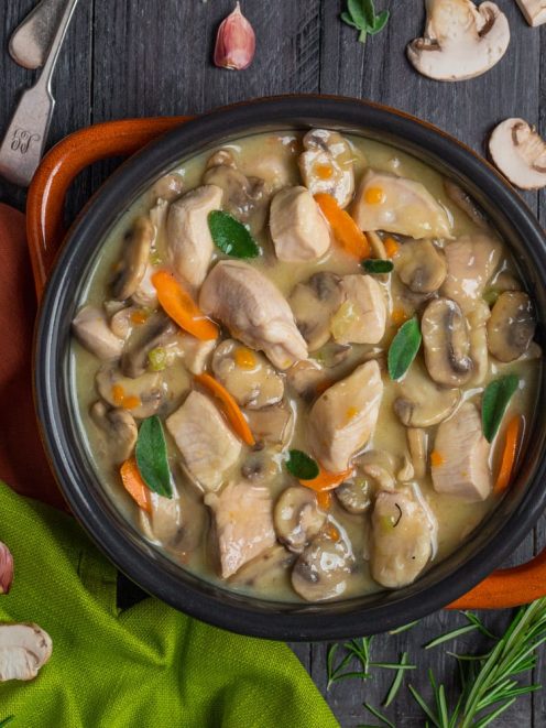 Spezzatino di pollo con funghi champignon, carote e salvia in salsa cremosa