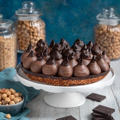 Torta Gianduia con mousse al cioccolato a ciuffi e base croccante di nocciole