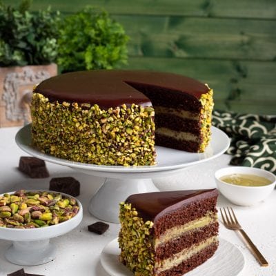 Fetta di torta al cioccolato e pistacchio