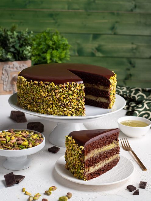 Fetta di torta al cioccolato e pistacchio