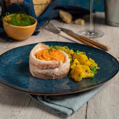Turbante di orata ripieno di crema di carote e guarnito con finocchietto, servito con cavolfiore giallo saltato