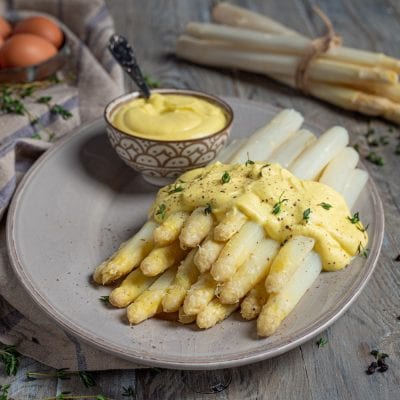 Asparagi bianchi lessi alla veneziana con salsa olandese, pepe e timo fresco