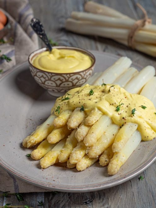 Asparagi bianchi lessi alla veneziana con salsa olandese, pepe e timo fresco