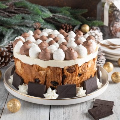Charlotte zabaione gianduia con ciuffi di panna e crema al cioccolato, bordo di pandoro e quadrotti di cioccolato