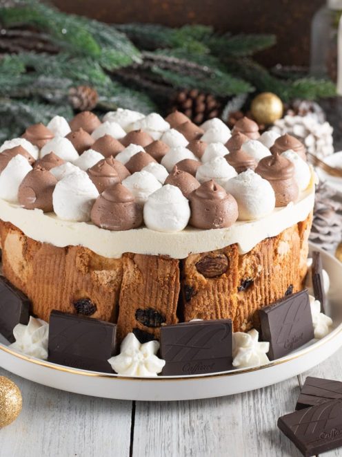 Charlotte zabaione gianduia con ciuffi di panna e crema al cioccolato, bordo di pandoro e quadrotti di cioccolato
